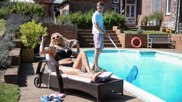 brazzersexxtra 24 10 26 chloe savage pushing the pool boy