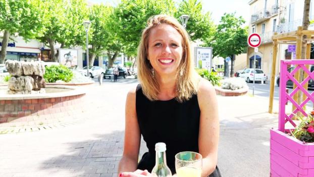 jacquieetmicheltv 22 05 09 julie 30 years old executive assistant in lyon
