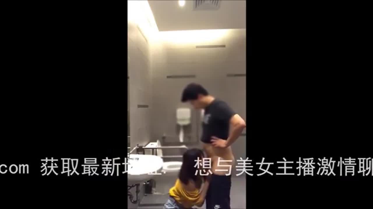 i met a young woman in shanghai with her husband on her back when she was shopping in the toilet chinese porn