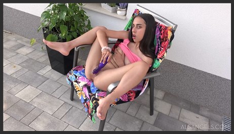 25 05 27 lola heart masturbation