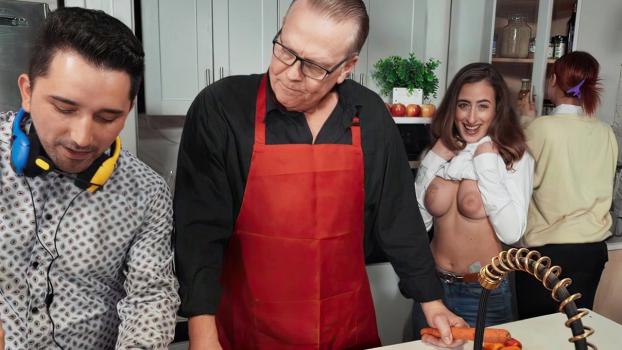 letspostit 24 05 16 scarlett page cooking show