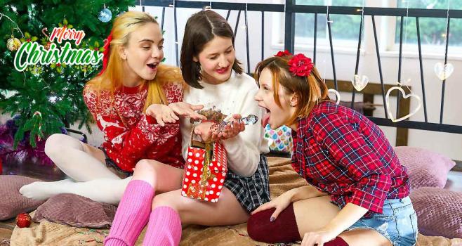 clubsweethearts 22 12 24 lina sun, lolly bom and margo von teese – jolly christmas lesbians