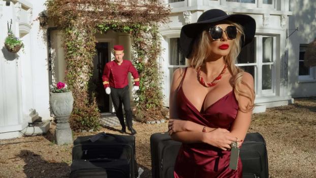 milfslikeitbig 22 04 03 amber jayne banging the bellhop