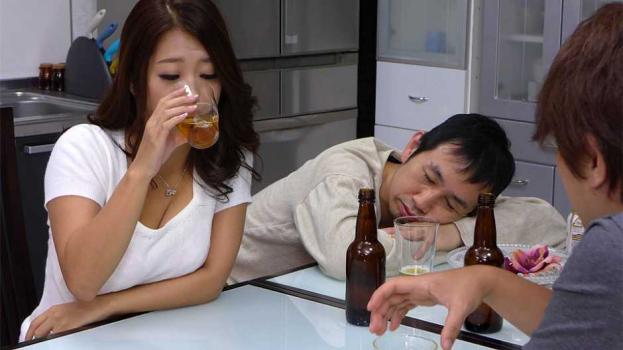 japanhdv 23 08 27 satomi suzuki cheating wife, satomi suzuki, sucks dick next to her drunk husband