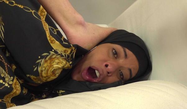 sexwithmuslims e300 babe in hijab wants nicer labia