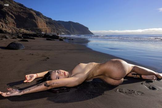 watch4beauty 25 02 11 sky moon happy on the beach backstage