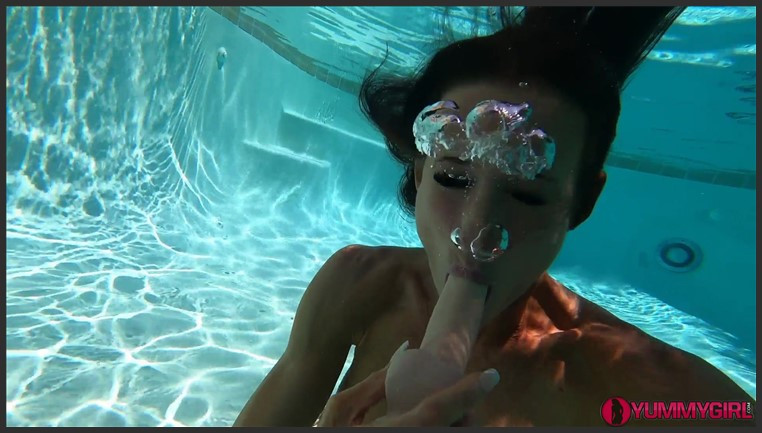 sofiemariexxx 22 09 30 diving for dildos 8