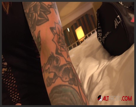 21 12 14 rocky emerson shows off tattoos