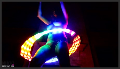 nikkisims 18 03 30 hula hoop