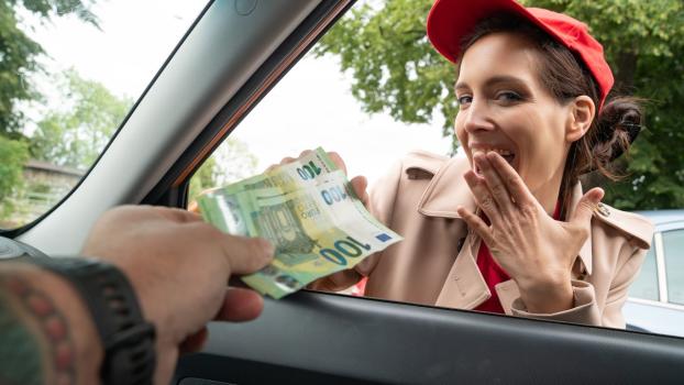 PublicAgent 25 11 20 Mia Moone Shy waitress needs more than tips