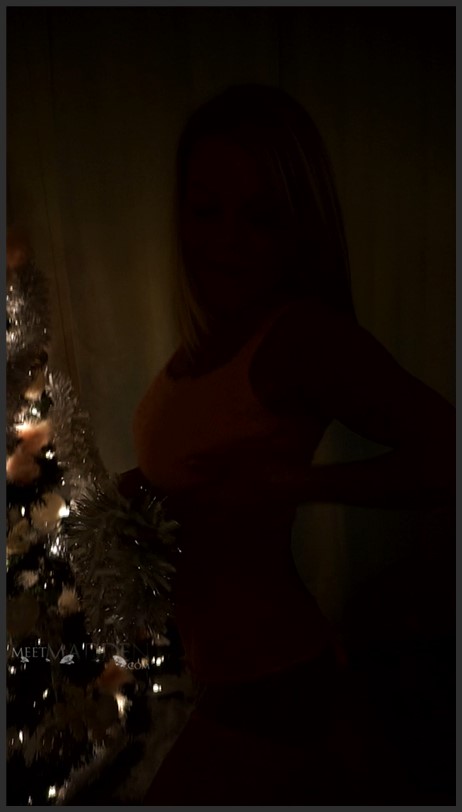 MeetMadden 22 12 06 Trees Up XXX VERTiCAL 1080p MP4-LEWD