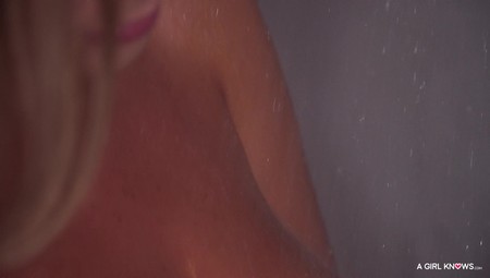 21 04 29 Lika Star And Agatha Vega