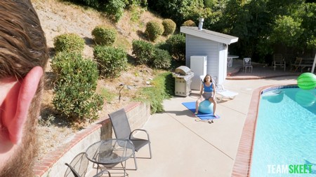 ExxxtraSmall Benchpressing the Neighbor