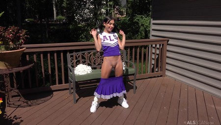 25 11 03 Aria Valencia Pee Aggressive BTS