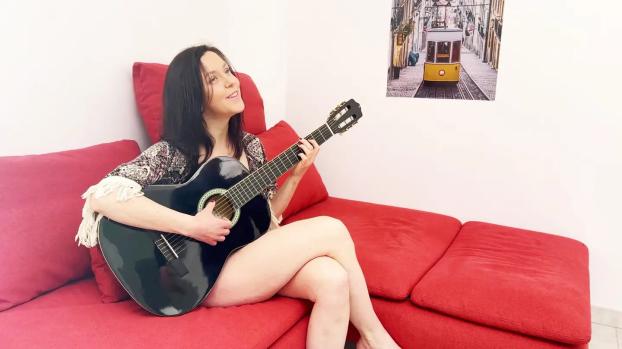 Jacquieetmicheltv 25 10 21 Lily Rose Lily Rose leaves the guitar for another activity