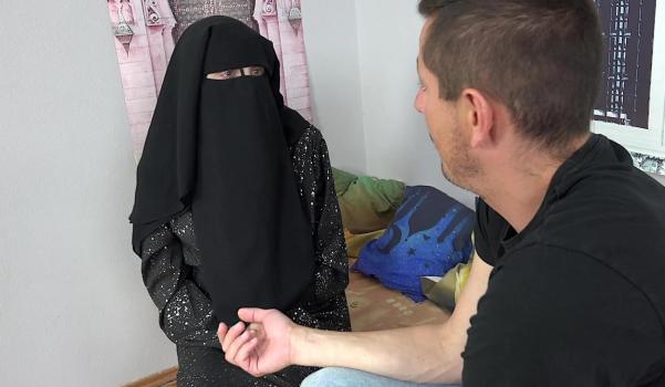 SexWithMuslims 25 06 20 Vitoria Vonteese Milf in niqab spreads her legs for the return home