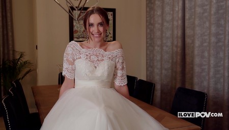 23 08 11 Luxury Girl The Runaway Bride